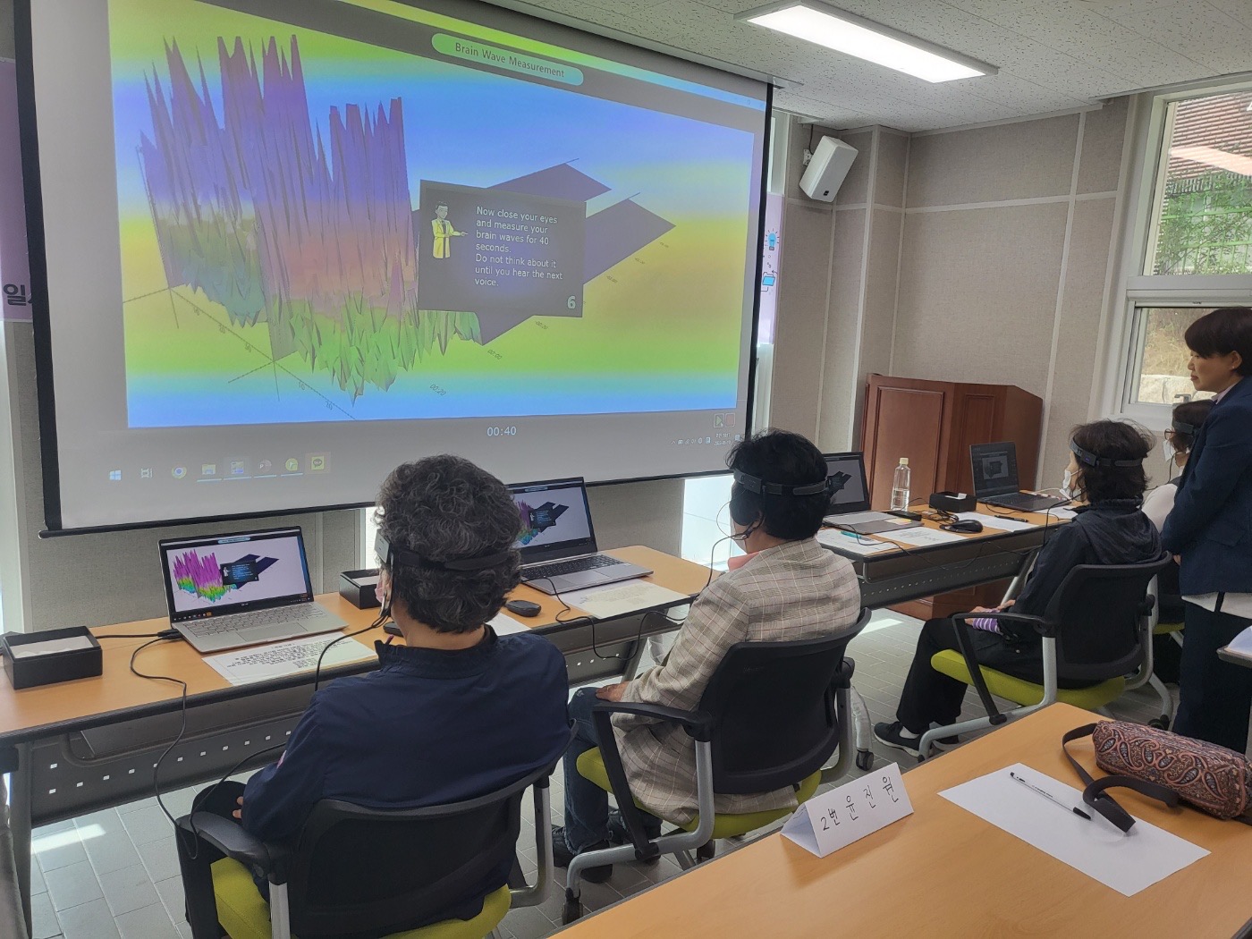 주민배움터 시즌2교육문화분과 뇌파찍고 힐링해요 1차 참여자들이 머리에 뇌파 장비를 차고 뇌파를 확인하는 모습