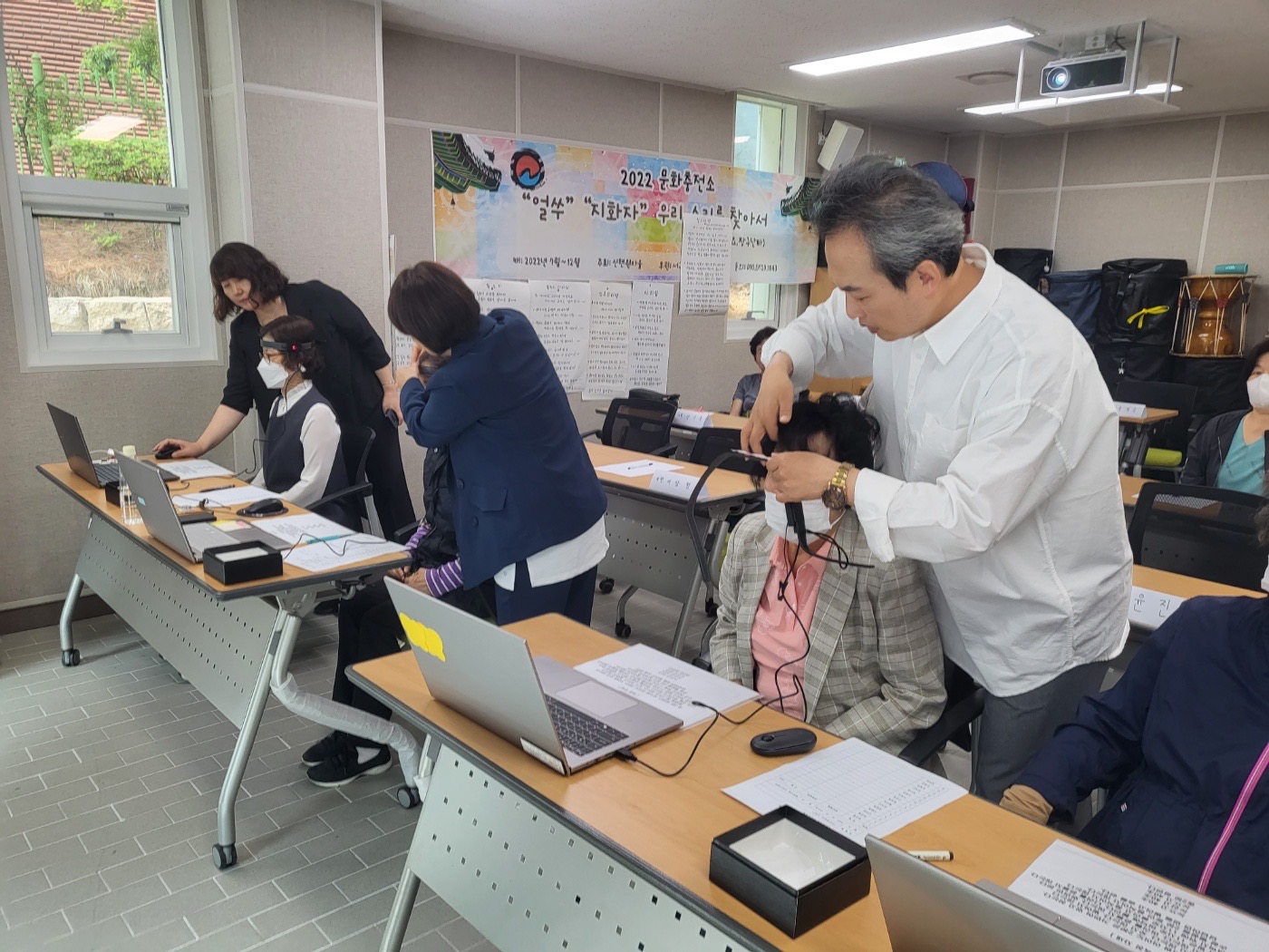 주민배움터 시즌2교육문화분과 뇌파찍고 힐링해요 1차 참여자들에게 머리에 뇌파 장비를 착용해주는 모습