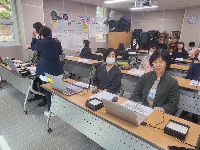 주민배움터 시즌2교육문화분과 뇌파찍고 힐링해요 1차 참여자들이 자리에 앉아있는 모습 (정면)