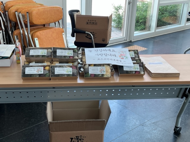 주민배움터 시즌2교육문화분과 뇌파찍고 힐링해요 2차 사업 참여자들에게 제공 될 떡이 테이블위에 올려져 있는 모습