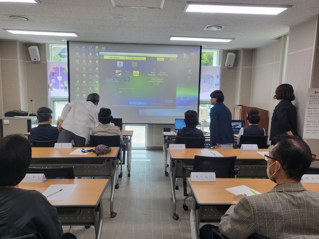 주민배움터 시즌2교육문화분과 뇌파찍고 힐링해요 2차 사업 참여자들이 머리에 뇌파 관련 장비를 착용하고 자신의 뇌파를 관찰하고 있는 모습