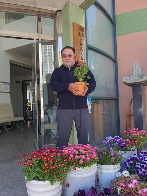 치매예방을 위한 원예치료 및 정리수납 봉사치매예방을 위한 원예치료 2차 사업에서 한 남성이 화분을 들고 있는 모습