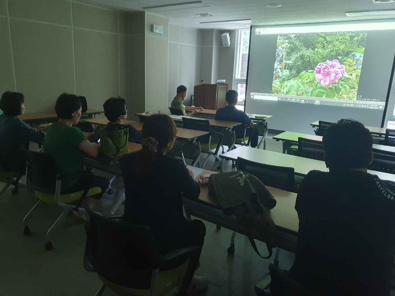 기획홍보분과회의 참석자들이정면에 있는 스크린을 바라보고 있다