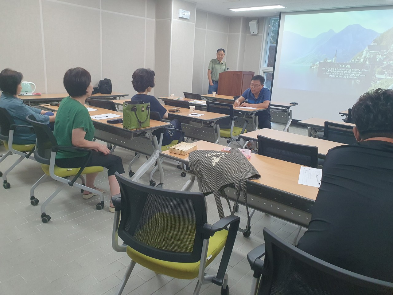 기획홍보분과회의 참석자들이 정면에 앉은 남자가 하는 설명을 경청하는 모습