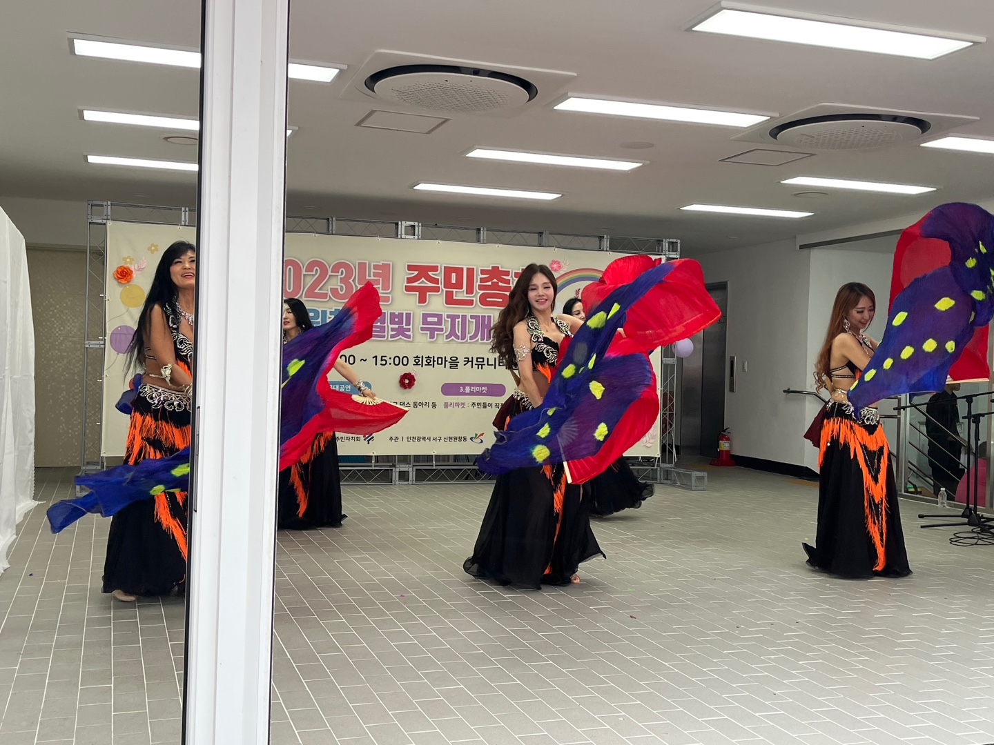 2023년 별빛 무지개 축제에 참여한 밸리댄스팀이 화려한 춤을 선보이고 있는 현장 모습