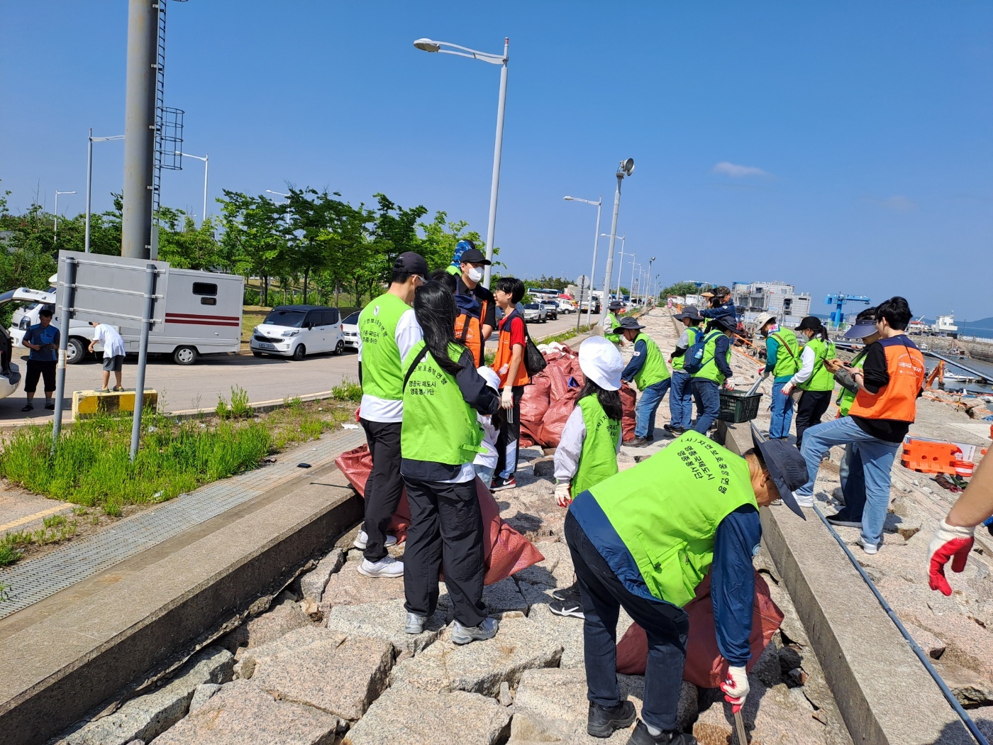 삼목항 해안가 쓰레기를 줍고있는 영종봉사단원 사진1 이미지