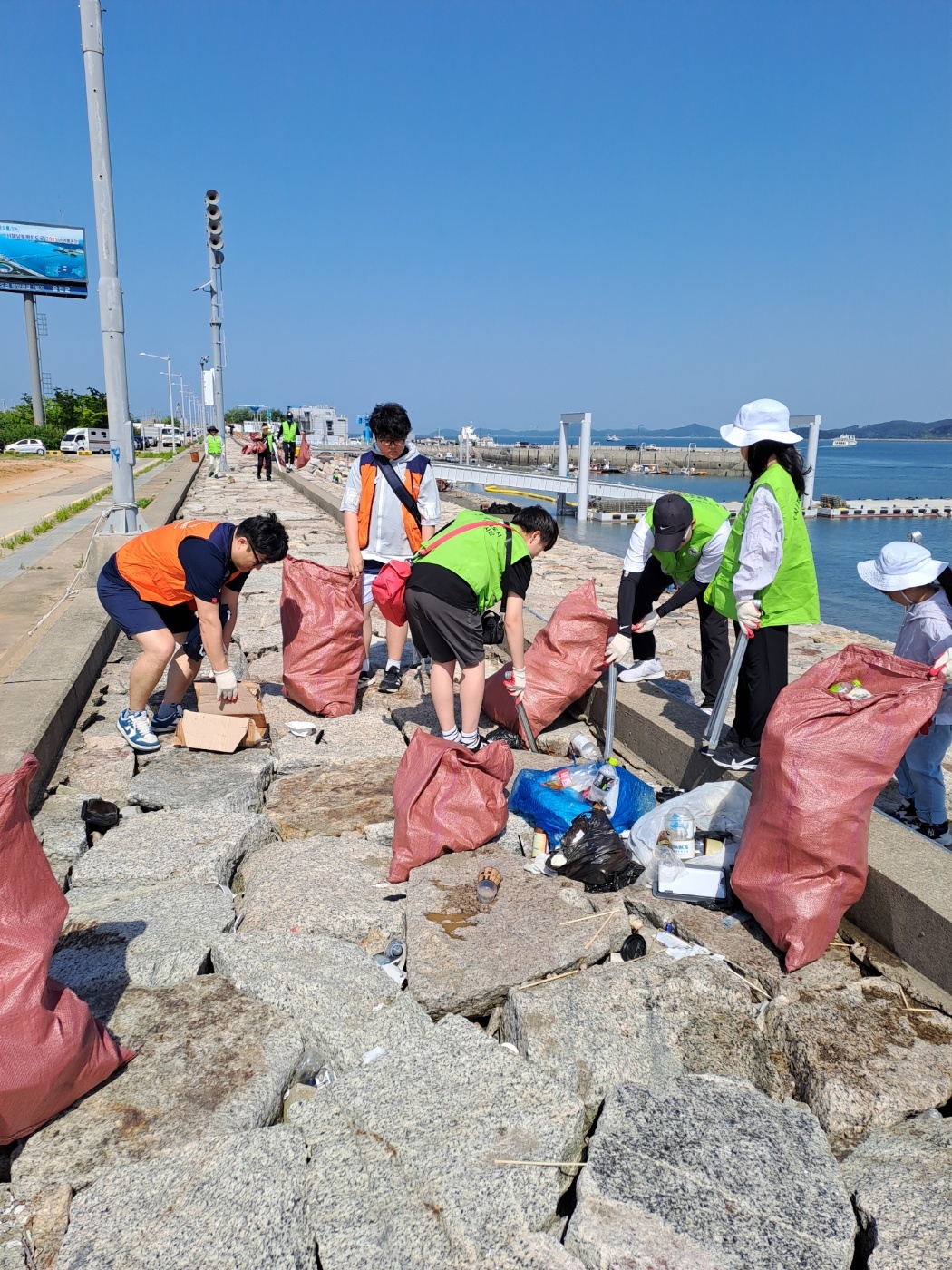 삼목항 해안가 쓰레기를 줍고있는 영종봉사단원 사진2 이미지