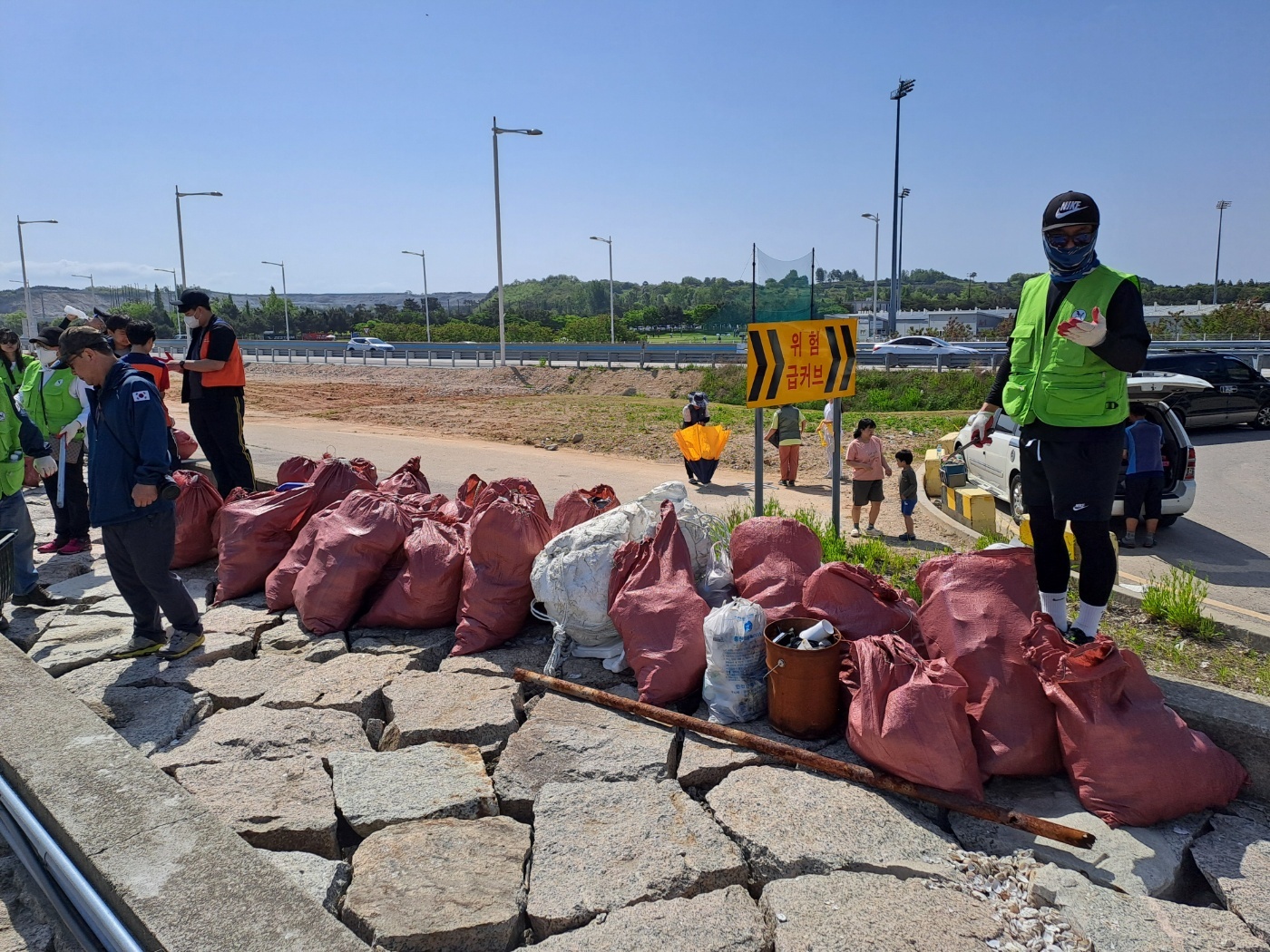 삼목항 해안가 쓰레기를 정리중인 영종봉사단원 사진 이미지